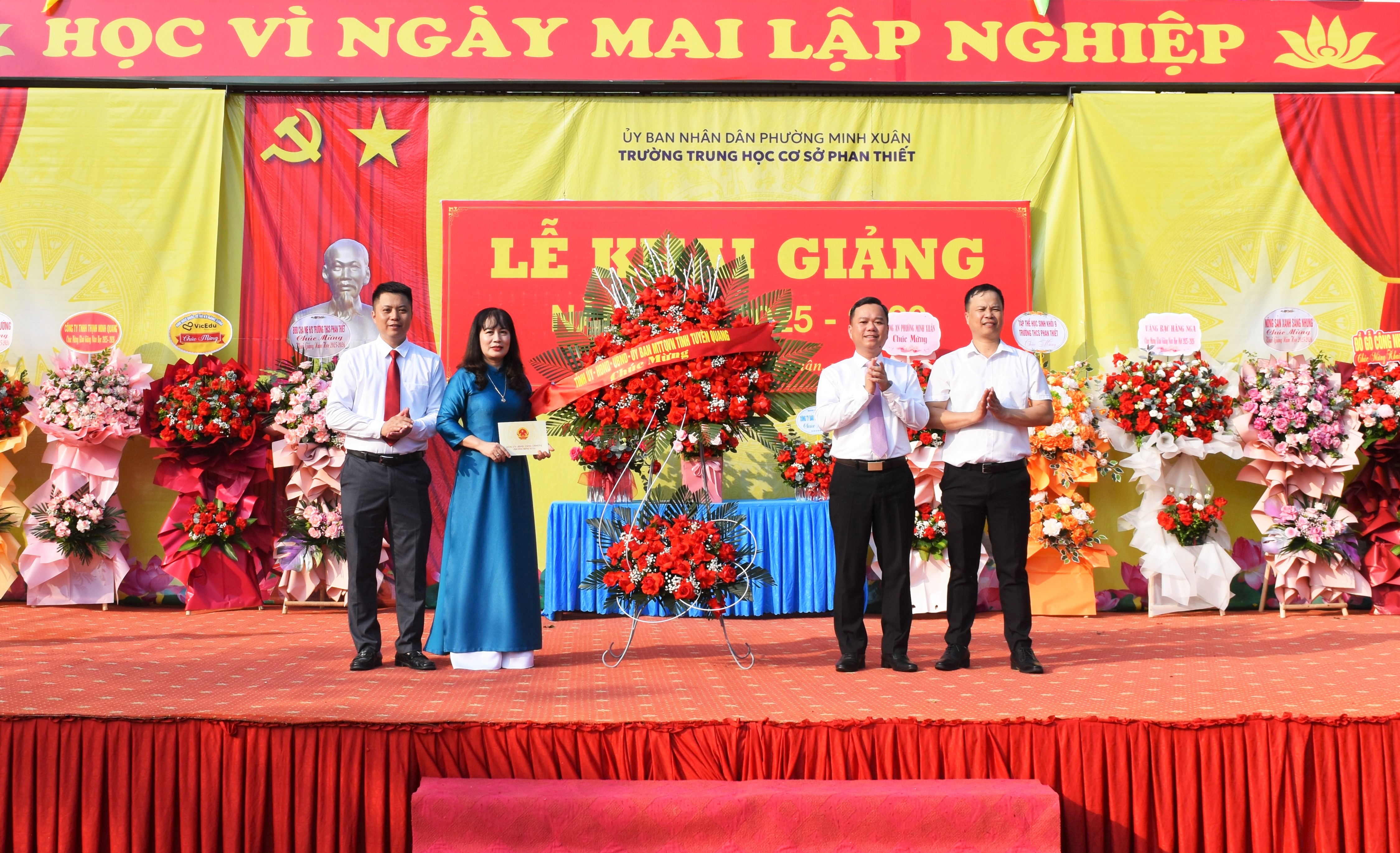 Comrade Do Hung Duc, Secretary of Minh Xuan Ward Party Committee – Attending the opening ceremony of the new school year at Phan Thiet Secondary School
