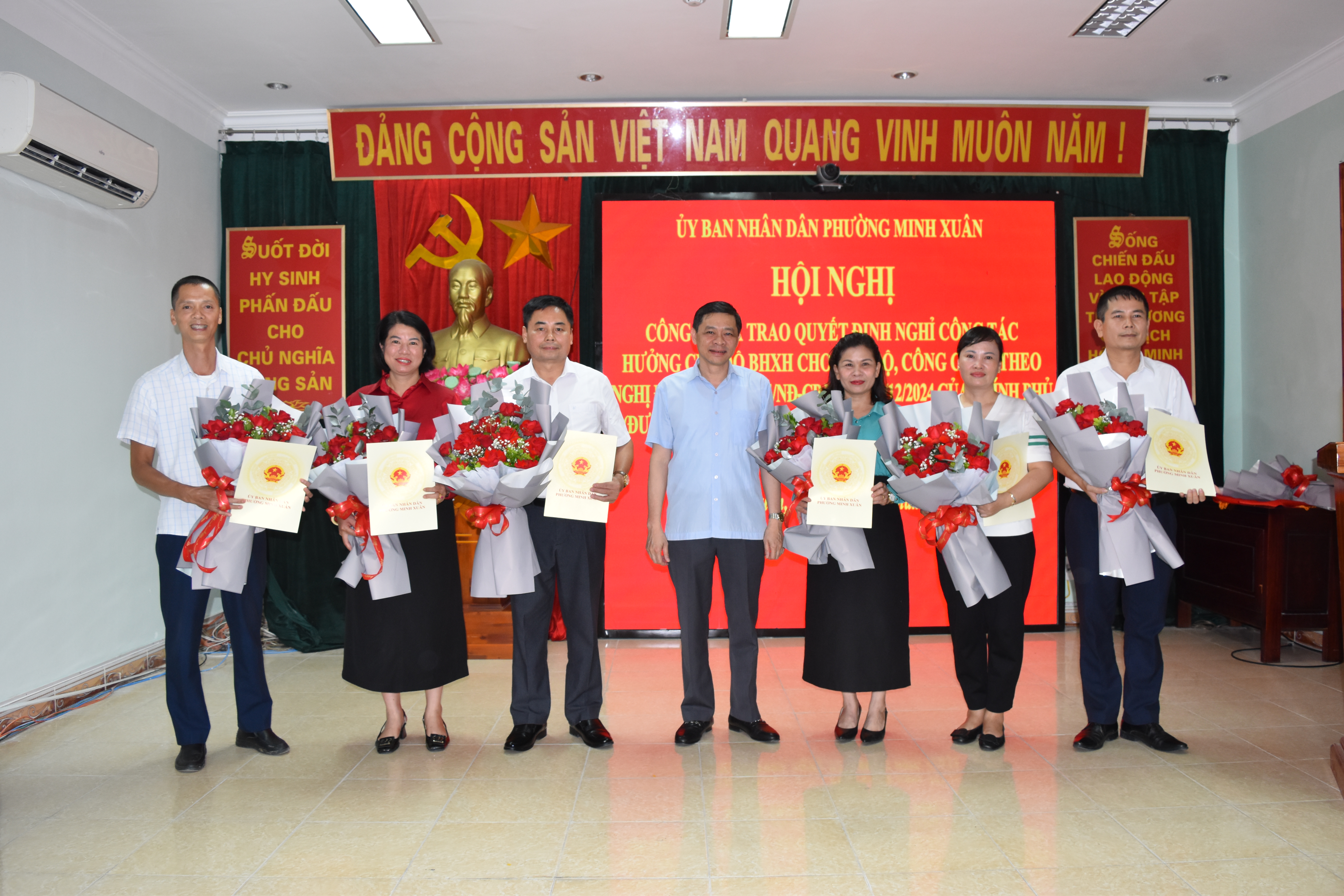 Minh Xuan Ward People&#39;s Committee Announces and Grants Decision on Retirement from Work to Enjoy Social Insurance Benefits to Officials and Civil Servants According to Decree No. 178