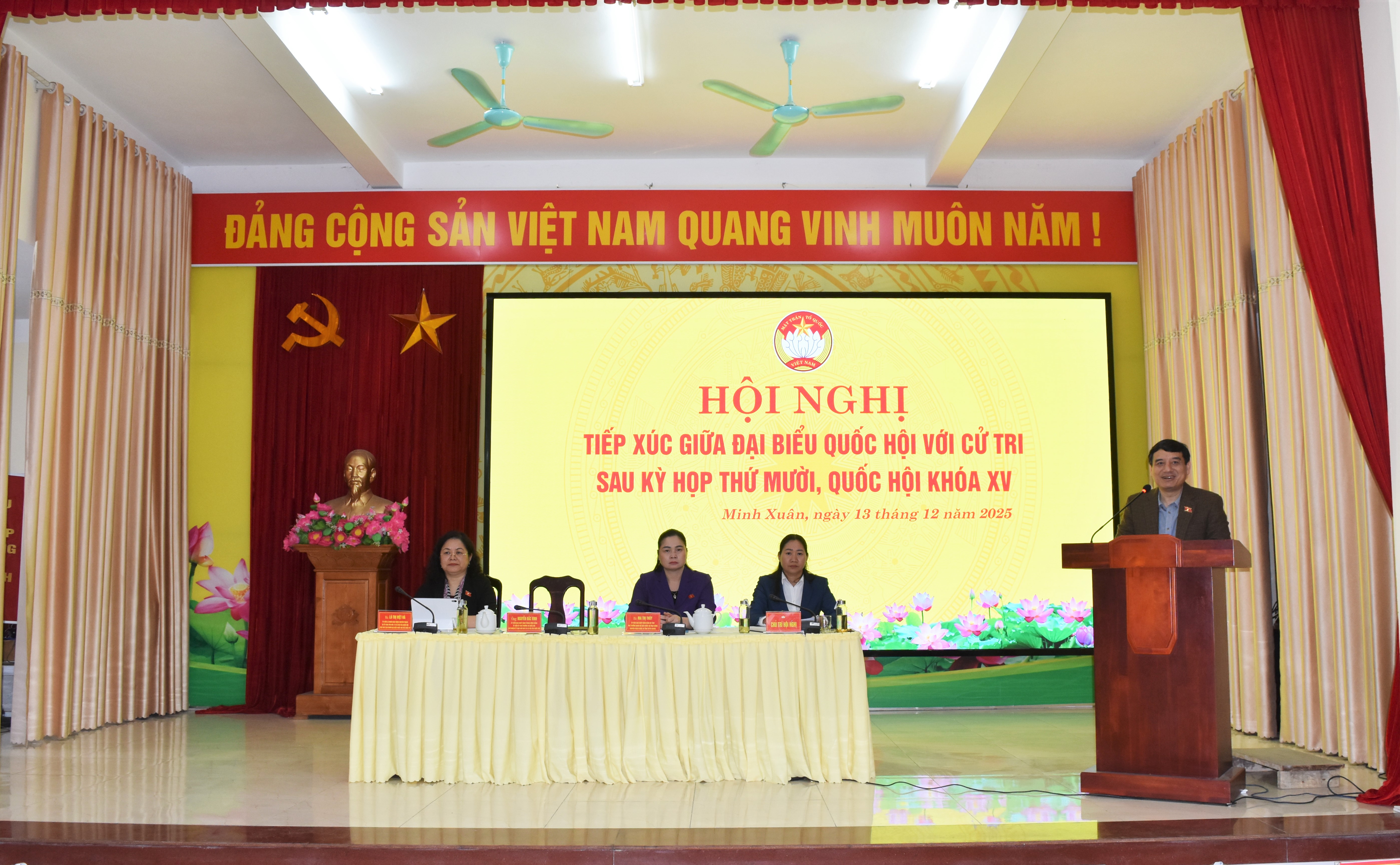 Members of the National Assembly met with voters in Minh Xuan ward after the tenth session of the 15th National Assembly.